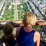 Så er vi i mit højtelskede Paris Byernes by Skjern på en delt andenplads Romantikkens centrum hvis man ser bort fra swingerklubben ved Kolding Pariserpigernes Can Can de fleste glor som hjemme ned i en smartphone istedet og gadekunstnere der faldbyder portrætter der absolut intet ligner Men her er såmænd ganske tåleligt Vi valgte at