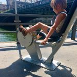 Så er vi i mit højtelskede Paris Byernes by Skjern på en delt andenplads Romantikkens centrum hvis man ser bort fra swingerklubben ved Kolding Pariserpigernes Can Can de fleste glor som hjemme ned i en smartphone istedet og gadekunstnere der faldbyder portrætter der absolut intet ligner Men her er såmænd ganske tåleligt Vi valgte at