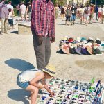 Så er vi i mit højtelskede Paris Byernes by Skjern på en delt andenplads Romantikkens centrum hvis man ser bort fra swingerklubben ved Kolding Pariserpigernes Can Can de fleste glor som hjemme ned i en smartphone istedet og gadekunstnere der faldbyder portrætter der absolut intet ligner Men her er såmænd ganske tåleligt Vi valgte at