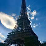 Så er vi i mit højtelskede Paris Byernes by Skjern på en delt andenplads Romantikkens centrum hvis man ser bort fra swingerklubben ved Kolding Pariserpigernes Can Can de fleste glor som hjemme ned i en smartphone istedet og gadekunstnere der faldbyder portrætter der absolut intet ligner Men her er såmænd ganske tåleligt Vi valgte at