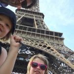 Så er vi i mit højtelskede Paris Byernes by Skjern på en delt andenplads Romantikkens centrum hvis man ser bort fra swingerklubben ved Kolding Pariserpigernes Can Can de fleste glor som hjemme ned i en smartphone istedet og gadekunstnere der faldbyder portrætter der absolut intet ligner Men her er såmænd ganske tåleligt Vi valgte at