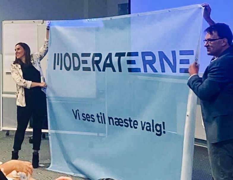 Det er morgen og de første lygtepæle begynder at se trætte ud under vægten af de mange ansigter der i ugevis har lovet os guld og grønne skove Valgnatten er forbi kaffen er stærk og mens stemmerne er talt op sidder vi tilbage med et Danmarkskort der ligner et kludetæppe af lokale dagsordener og nationale