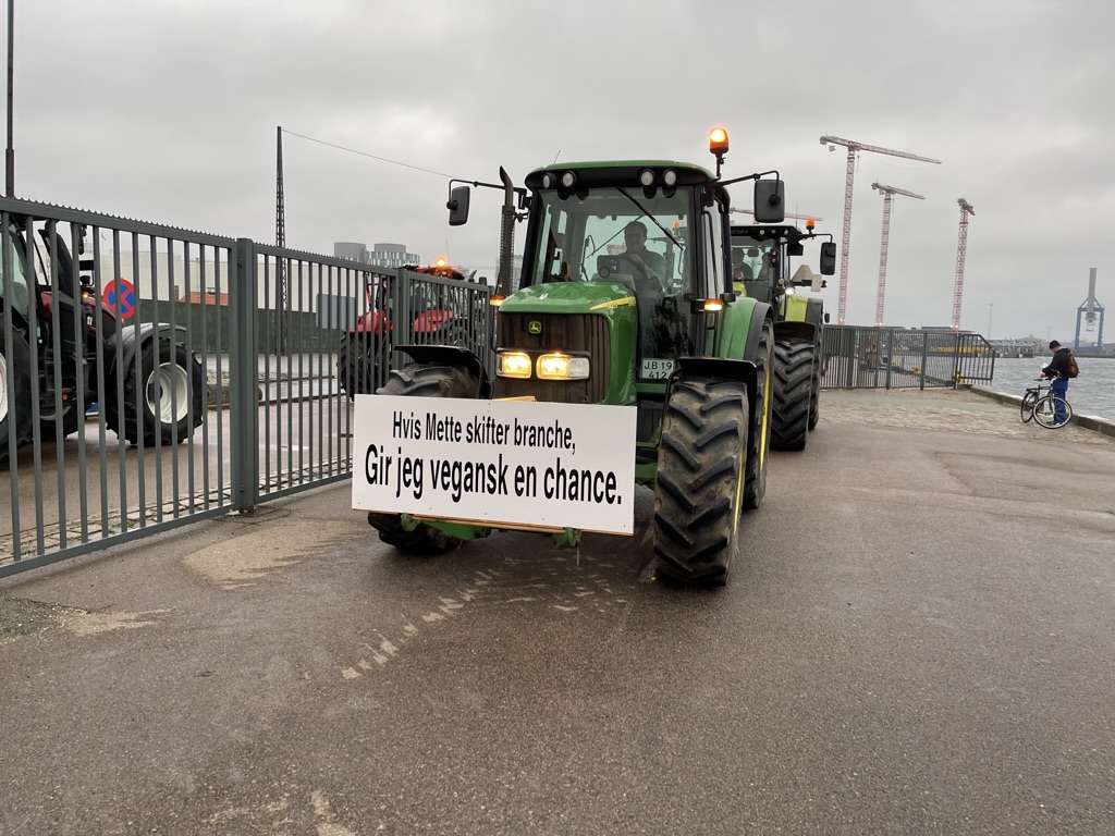 Der er blevet meget langt fra mit kaffebord i Restrup Enge til gangene på Christiansborg Ikke bare i kilometer Dem kan man trods alt måle og køre igennem Nej jeg mener i forståelse i tone i respekt for livets nuancer der leves uden for ministerbilerne og de glatte gulve Vi sidder herude og ser til