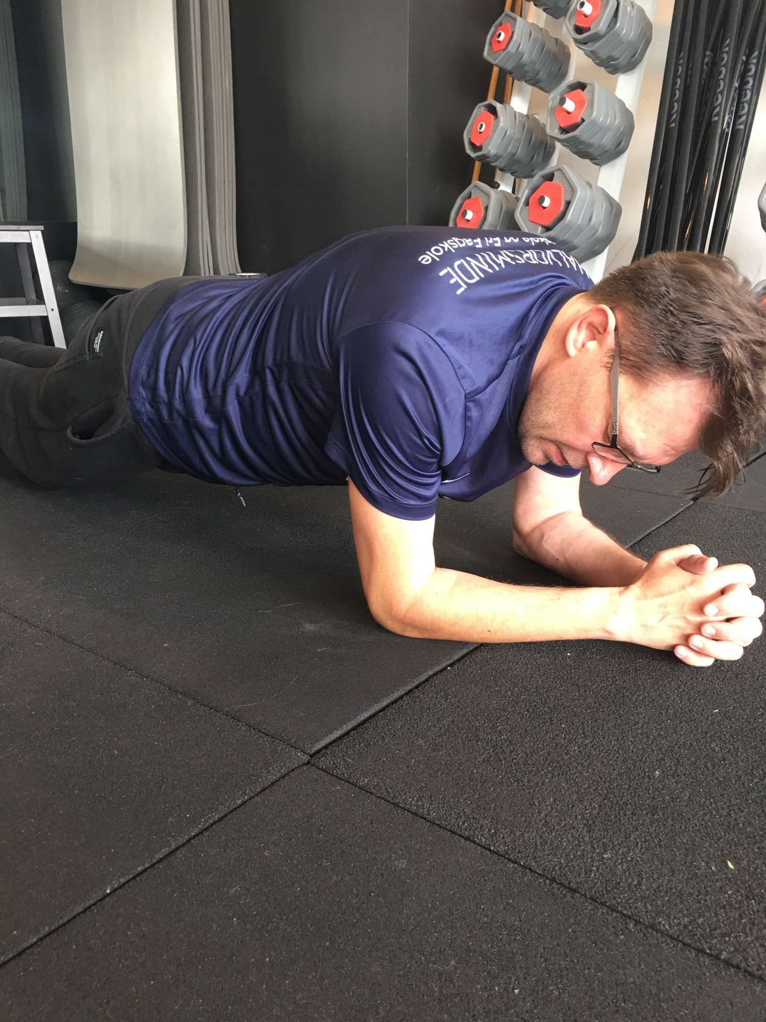 De store kommercielle fitnesscentre er ikke bare træningscentre De er moderne ungdomsklubber men uden hverken pædagoger billardborde eller den mindste antydning af øjenkontakt Det er muligvis boomerens syn på sagen men i dette tilfælde er jeg boomer og leger bedrevidende med stor glæde I de gode gamle dage  og ja her lyder jeg præcis
