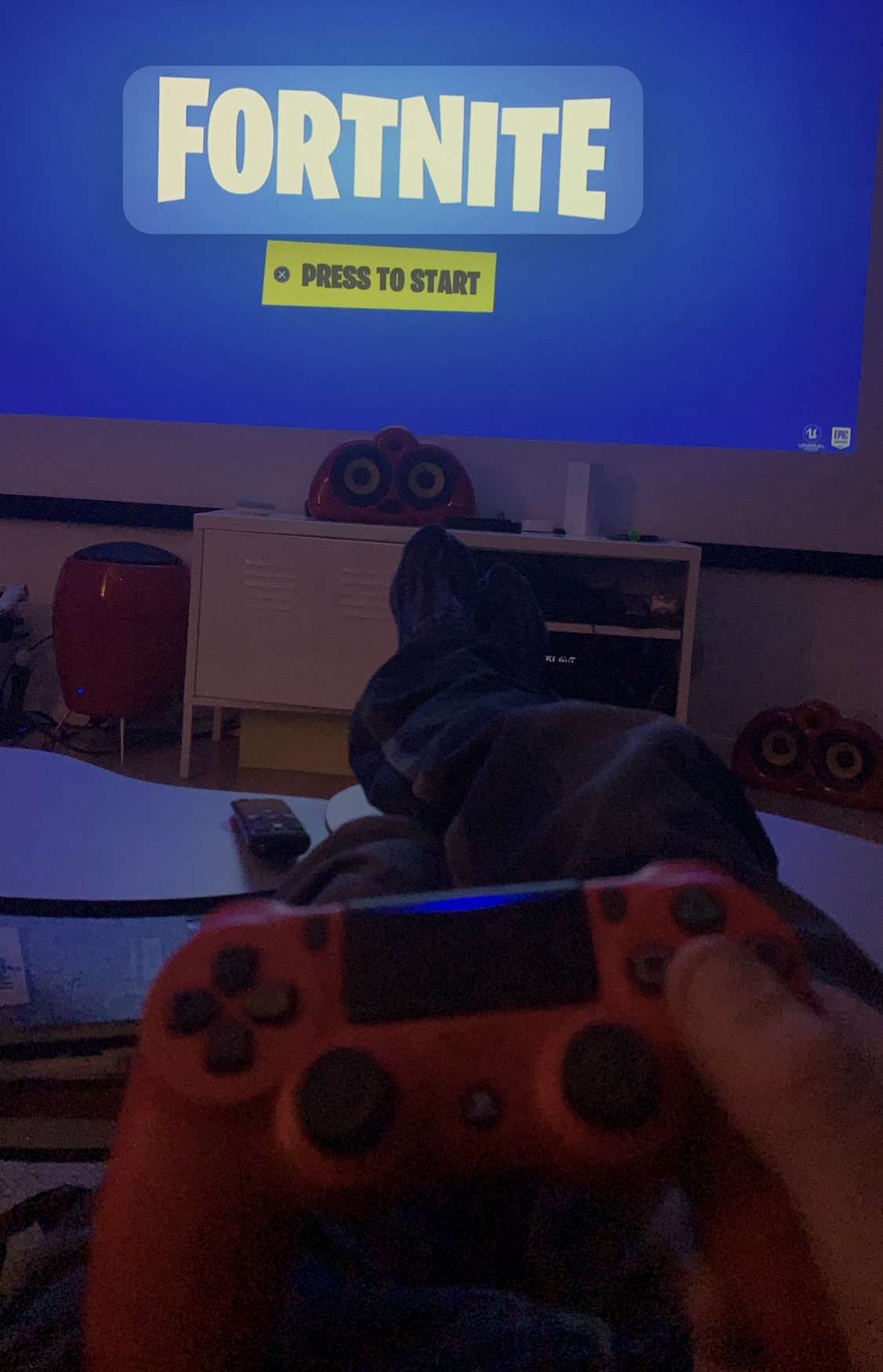 I Fortnite er jeg ham der dør først I CSGO er jeg ham de andre bruger som advarsel Gå ikke derind Så går jeg derind To sekunder senere ligger jeg digitalt udstrakt som et vådt håndklæde mens børnene koordinerer med en præcision en stabschef ville blive helt blød i knæene over Mit liv bliver brugt
